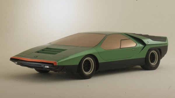 1968 г., автомобилно изложение в Париж. Много ъгловат зелен и оранжев прототип, показан на щанда на Carrozzeria Bertone, обявява предстояща стилистична революция: дебютът на клина. Проектиран от младия тогава Марчело Гандини, той се нарича " Carabo " и е украсен като Alfa Romeo Biscione, тъй като използва шасито на 33 Stradale. Към днешна дата тази кола се счита за крайъгълен камък в автомобилния дизайн, дава старта на ново стилистично движение. 

Всъщност, ако през 50-те и 60-те най-ексклузивните автомобили в света бяха меките и елегантни спортни Gran Turismo като Ferrari 250 и Mercedes-Benz 300 SL, оттук тръгват Supercars. Те са ниски, смели и наистина, ъгловати като Lamborghini Countach и Ferrari Testarossa. Вратите на Carabo стават една от отличителните черти на най-екзотичните автомобили до наши дни, например, новото  Lamborghini Revuelto.

Оборудван със семпъл интериор, който изглежда предусеща пропорциите на отделението за пътници при последващия Countach. Скрит от обемния заден капак е V-образният осемцилиндров двигател на Montréal, монтиран години след дебюта на колата (преди това той прие 2.0 V8 на 33 Stradale, с 230 к.с. и 260 км/ч). Carabo се намира в отлично състояние и в момента се съхранява в музея на Alfa Romeo в Арезе заедно с другите коли Dream Cars от Biscione.